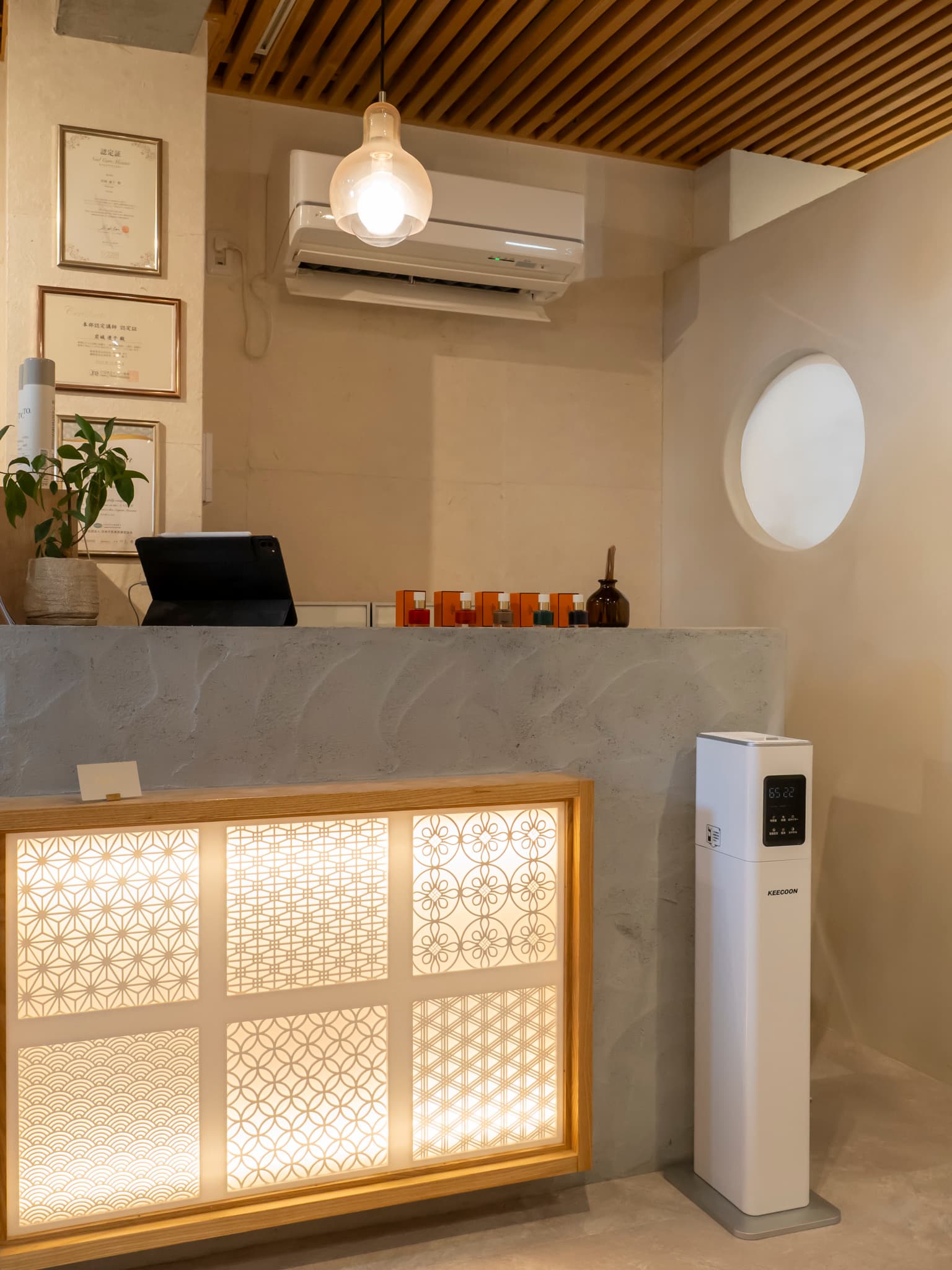 和柄パネルが美しい受付カウンター